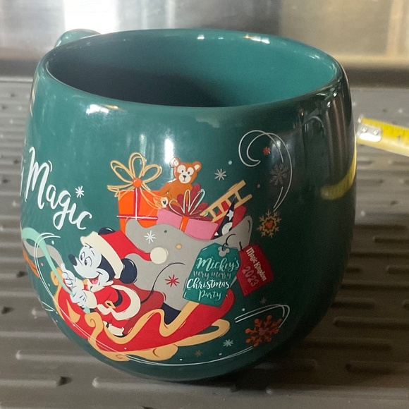 CHRISTMAS DISNEY COLLECTOR MUG brand new - Picture 2 of 7
